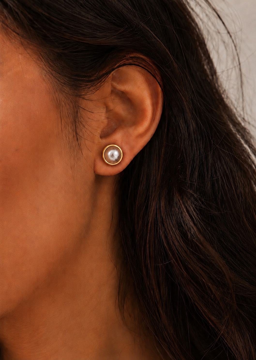 Pearl Screw Back Classic Studs